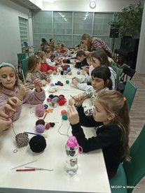 ieluń: „Szydełkowy naszyjnik” - feryjne warsztaty dla dzieci w miejskiej bibliotece